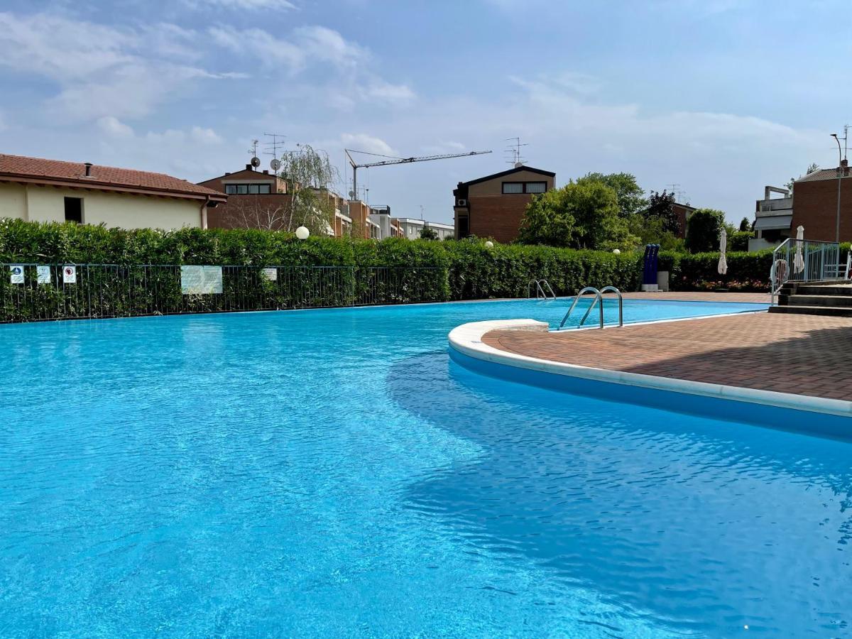 Garden Residence Appartamento Con Terrazzo E Piscina Desenzano del Garda Exteriör bild