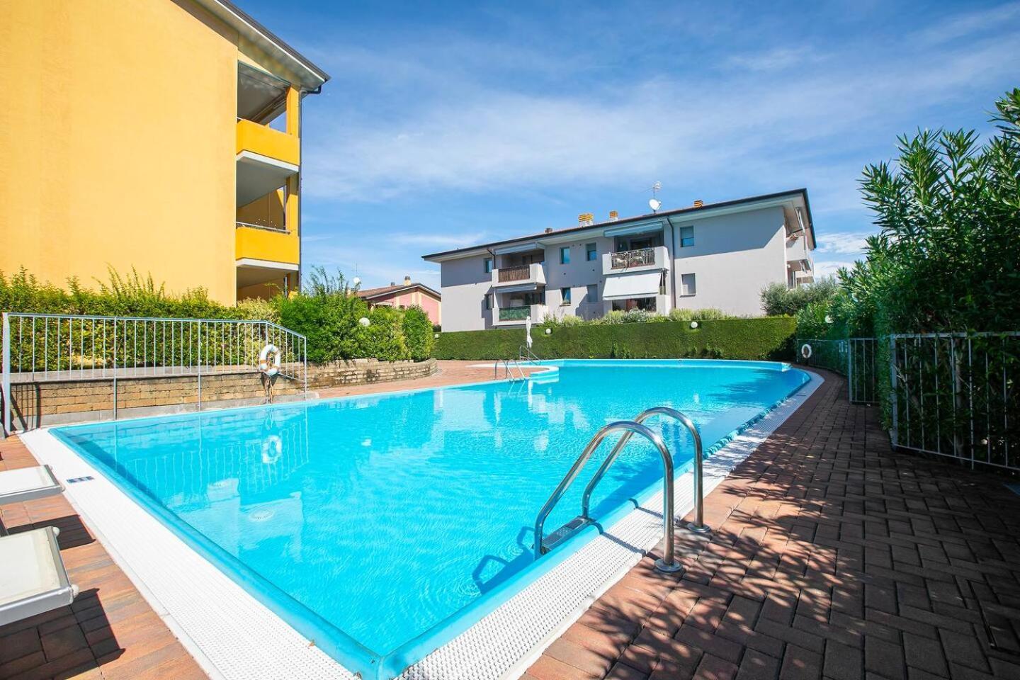 Garden Residence Appartamento Con Terrazzo E Piscina Desenzano del Garda Exteriör bild